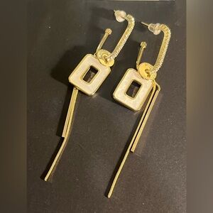 Elegant Dangle Earrings ( GOOD TIME ) very pretty!